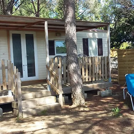 Camping Les Tours Du Pinet Domaine Cezanne *