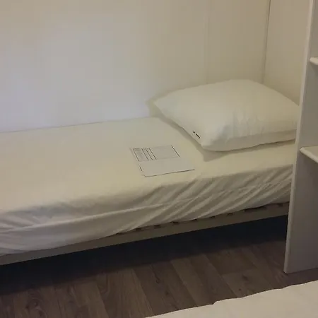 مكان تخييم Camping Les Tours Du Pinet Domaine Cezanne